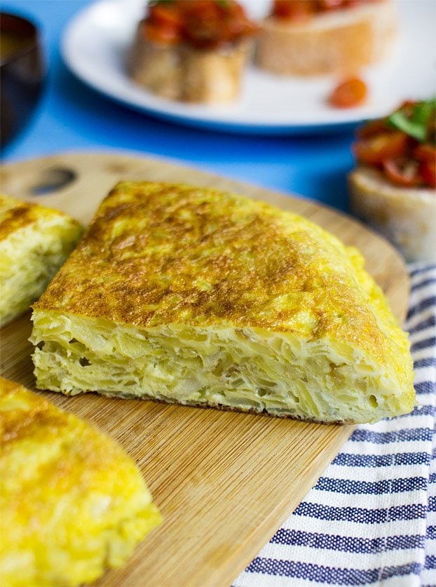Quick Spanish Omelette - Perfect for breakfast! - spanish omelette ready to serve #omelette #easy | hurrythefoodup.com